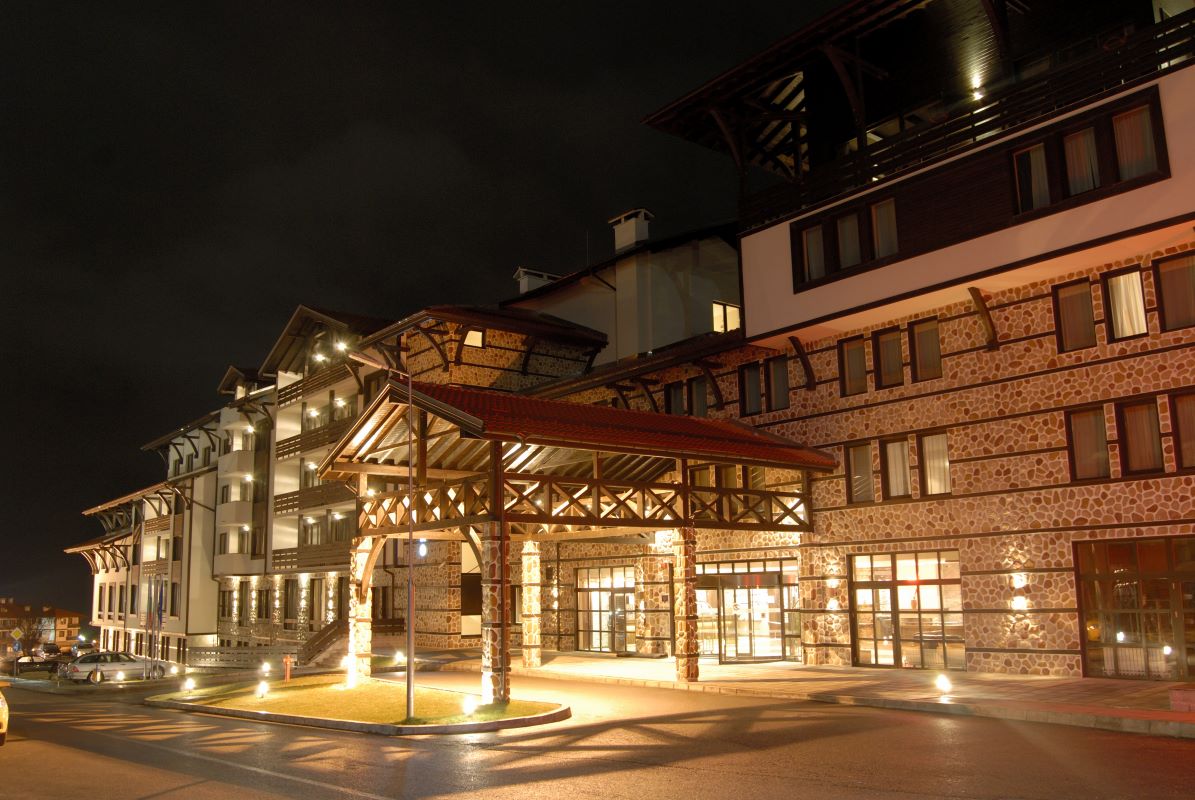 Hotel Lion Bansko - izgled hotela spolja nocu.jpg