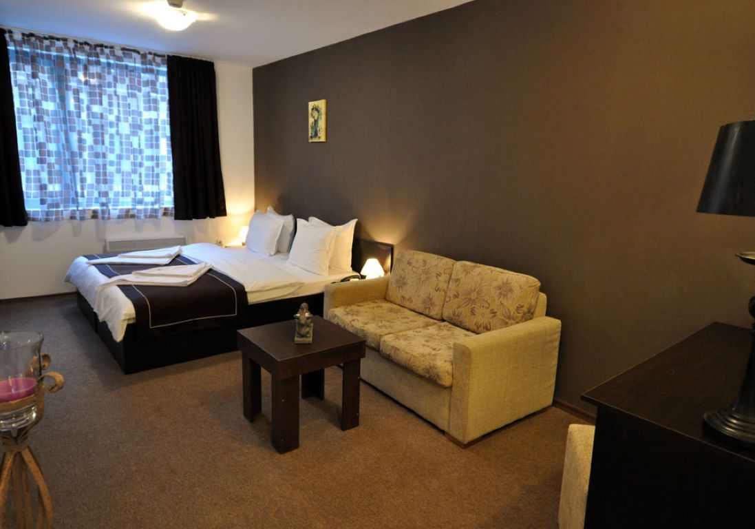 Hotel Maria Antoaneta Residence-Trokrevetna soba.jpg