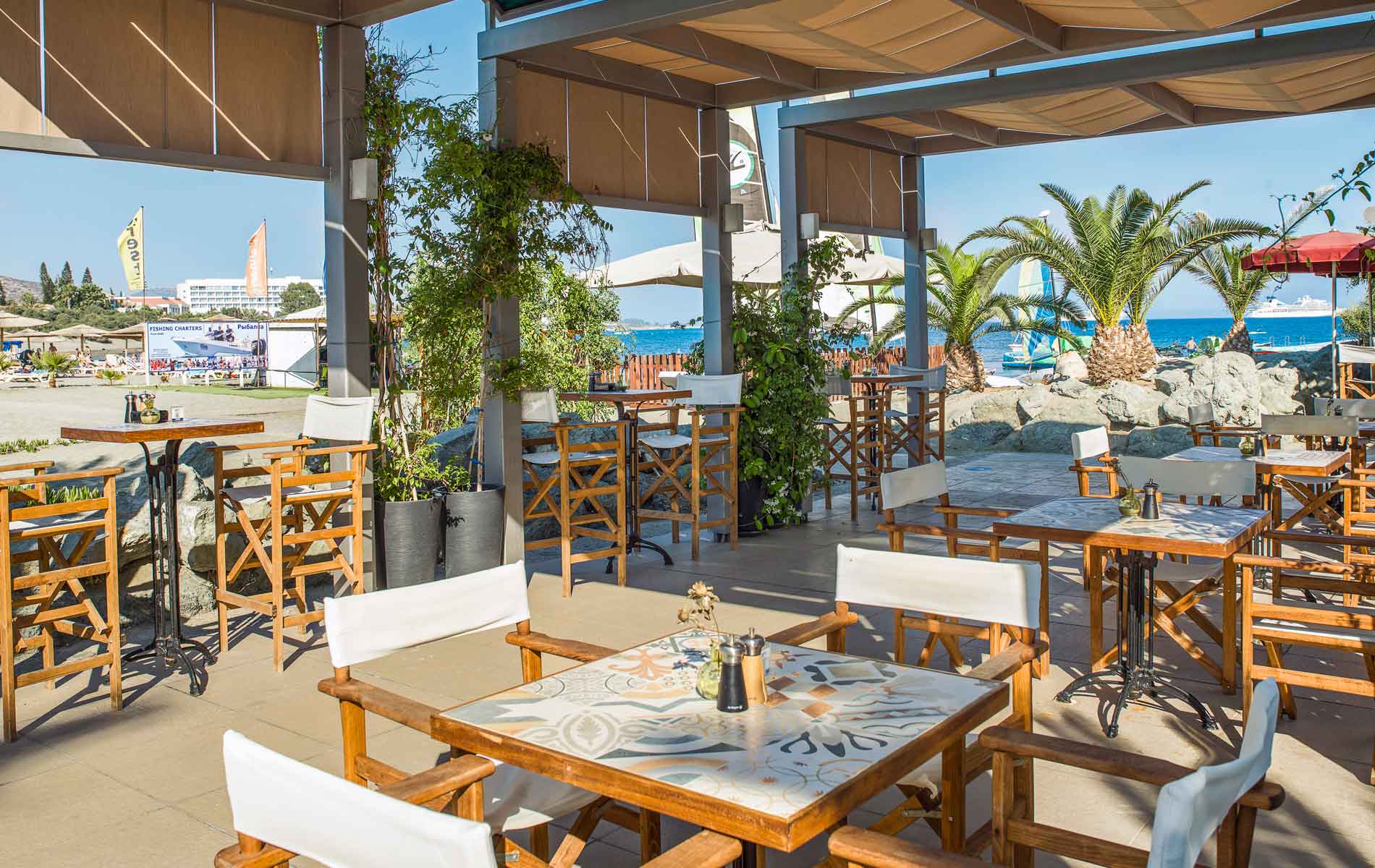 Hotel St Raphael Resort-Restoran na plazi.jpg