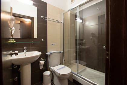 Hotel Giannoulis bathroom 1.jpg