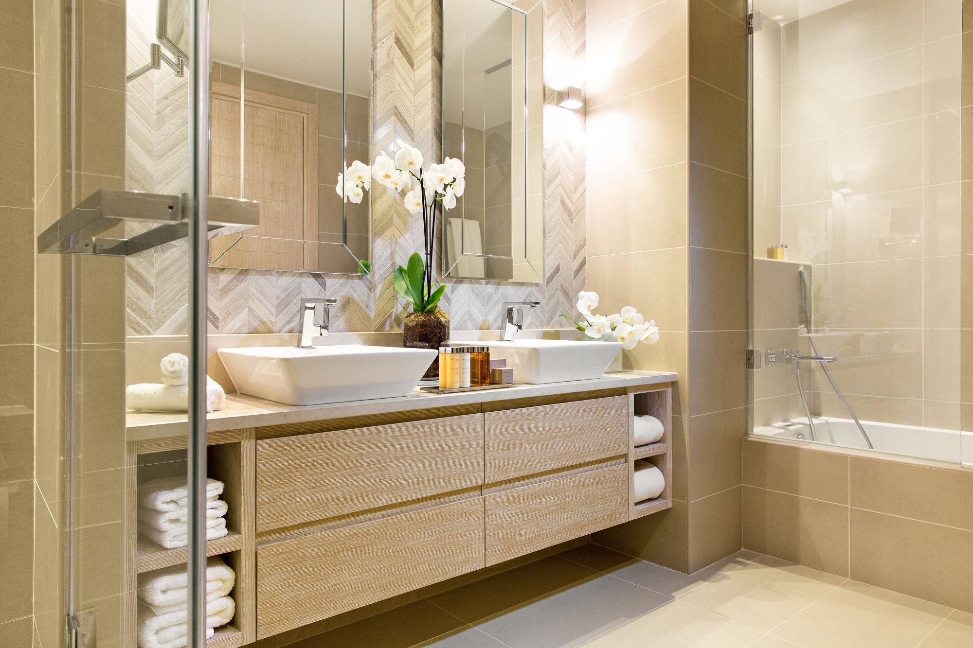 Ikos Oceania hotel deluxe junior suite sa privatnom baštom kupatilo.jpg