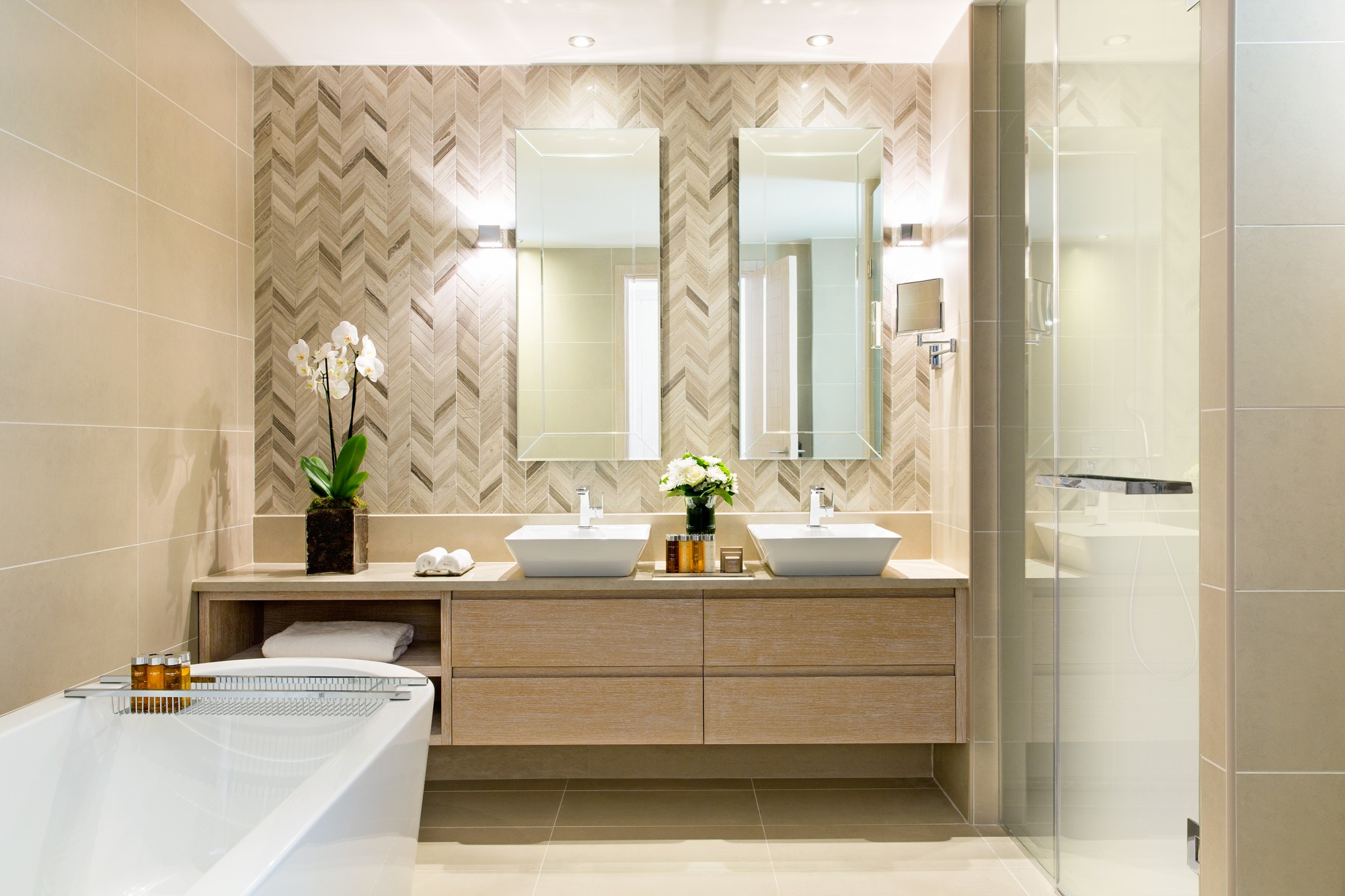 Ikos Oceania hotel family suite sa jednom spavaćom sobom i privatnom baštom kupatilo .jpg