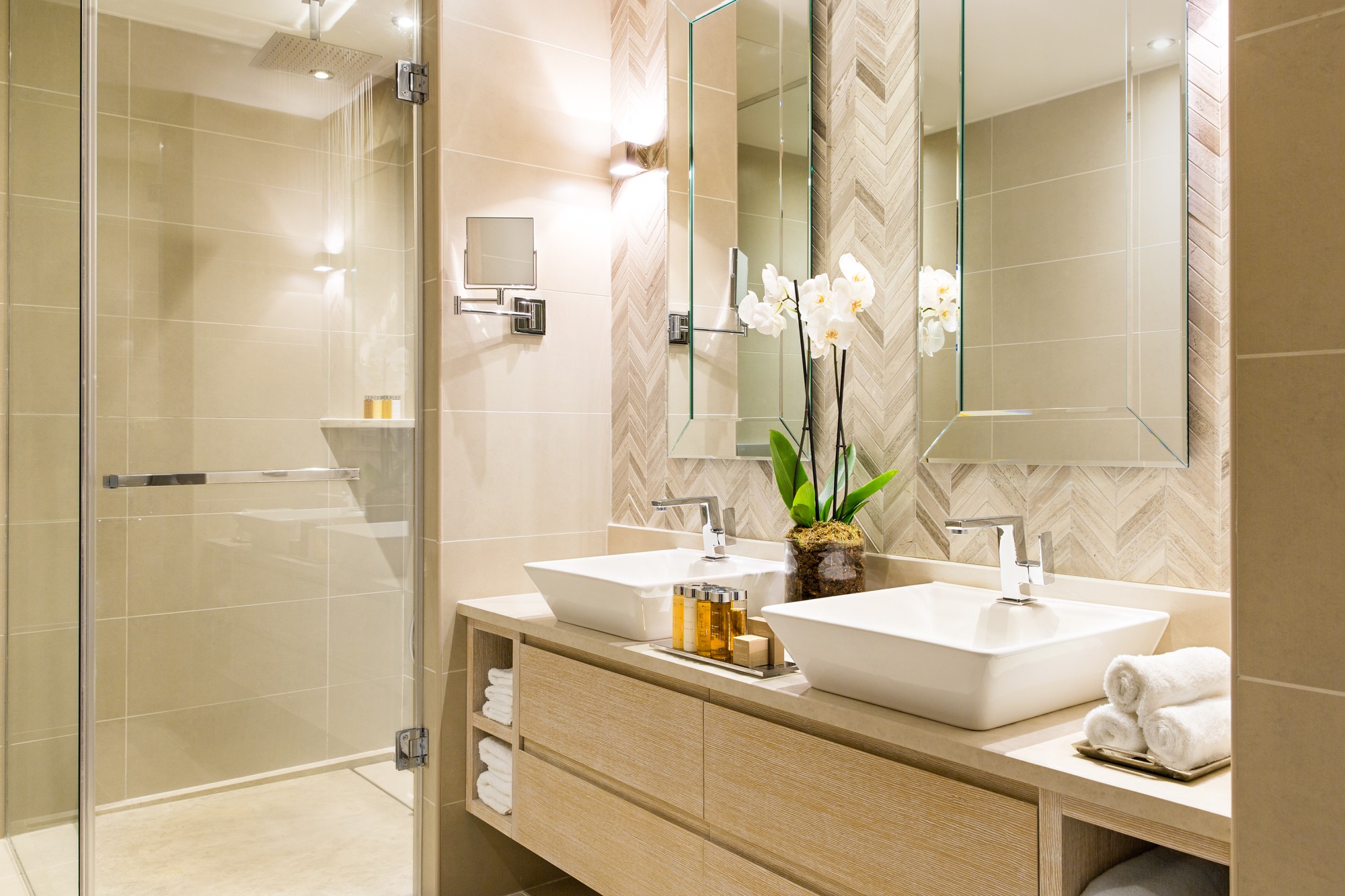 Ikos Oceania hotel junior suite sa privatnom baštom  kupatilo.jpg