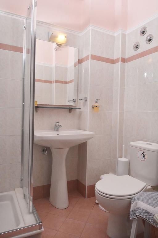 Hotel Ioni bathroom.jpg