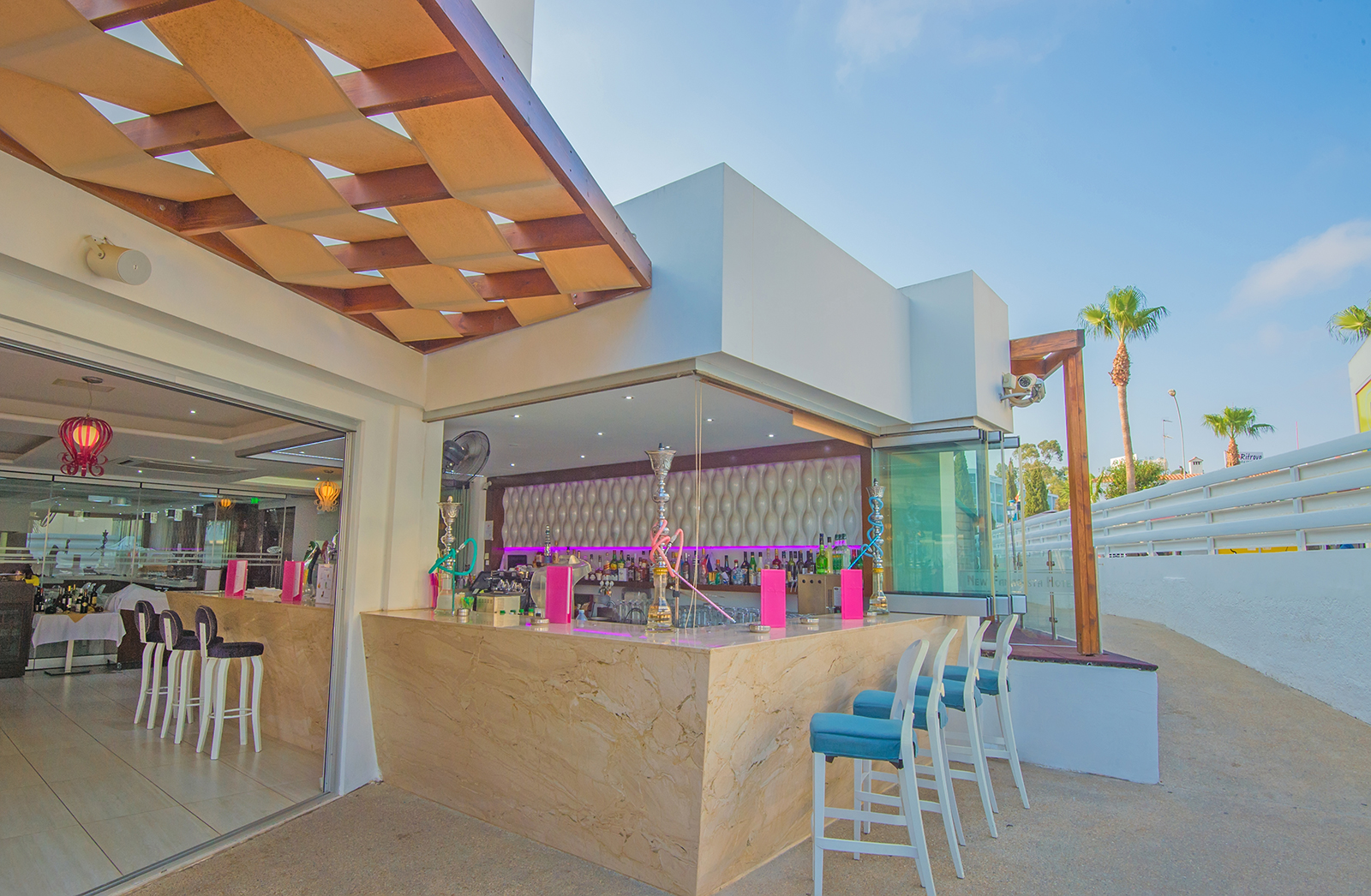 New Famagusta Hotel-Bar pored bazena.jpg