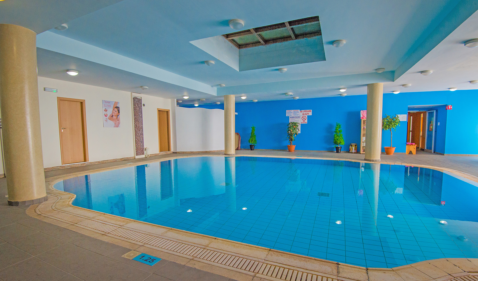New Famagusta Hotel-Unutrasnji bazen.jpg