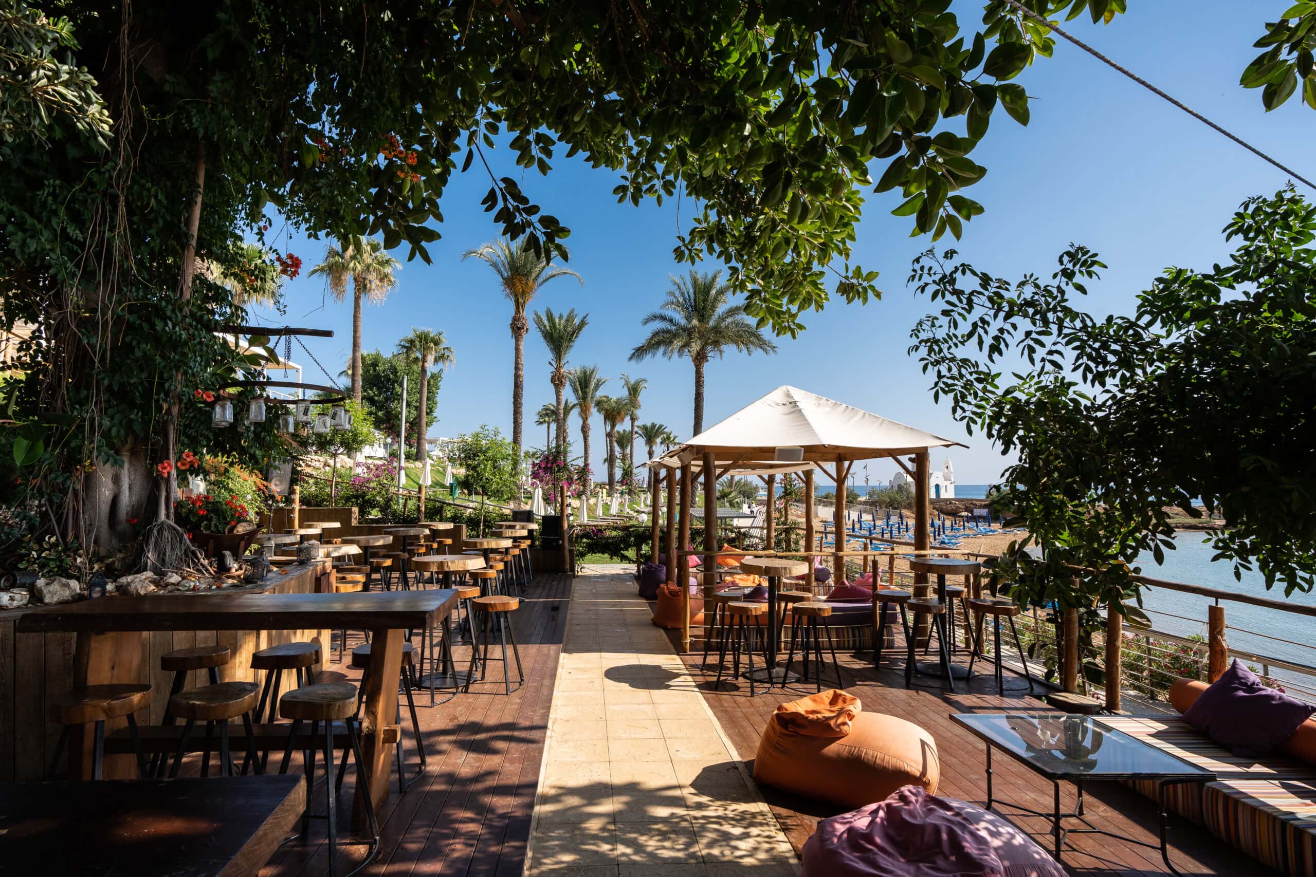 The Golden Coast Beach Hotel-Bar na plazi.jpg