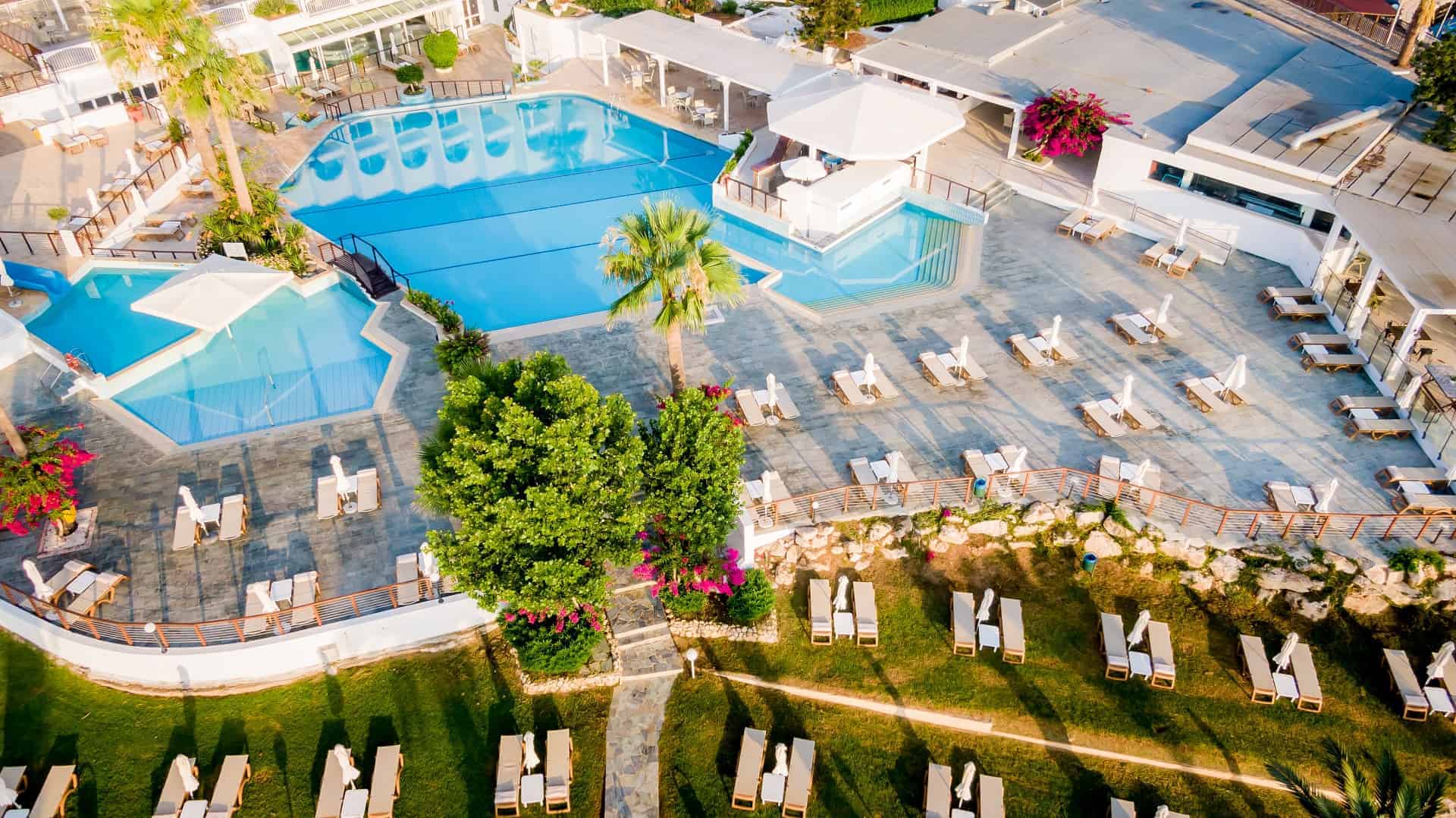 The Golden Coast Beach Hotel-Kompleks bazena.jpg