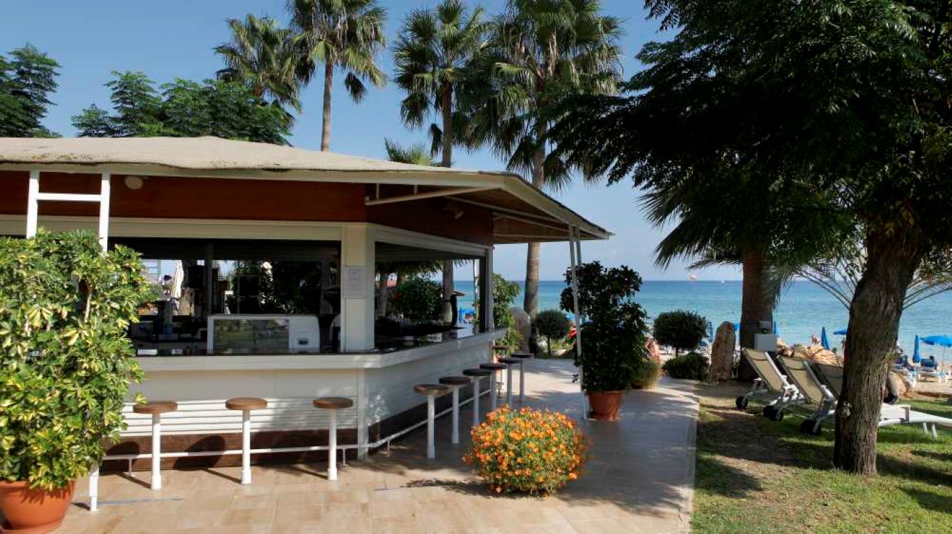 Sunrise Beach Hotel-Bar na plazi.jpg