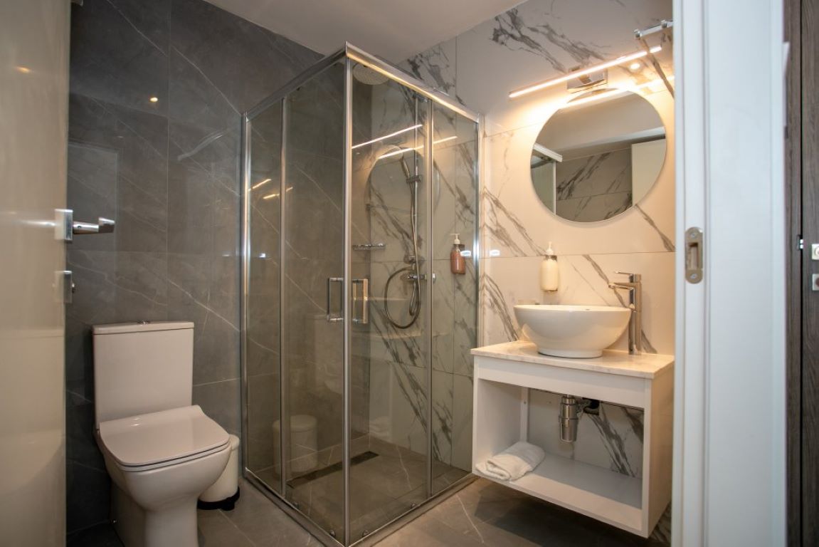 Best Western Plus Larco Hotel-Standardna soba kupatilo.jpg