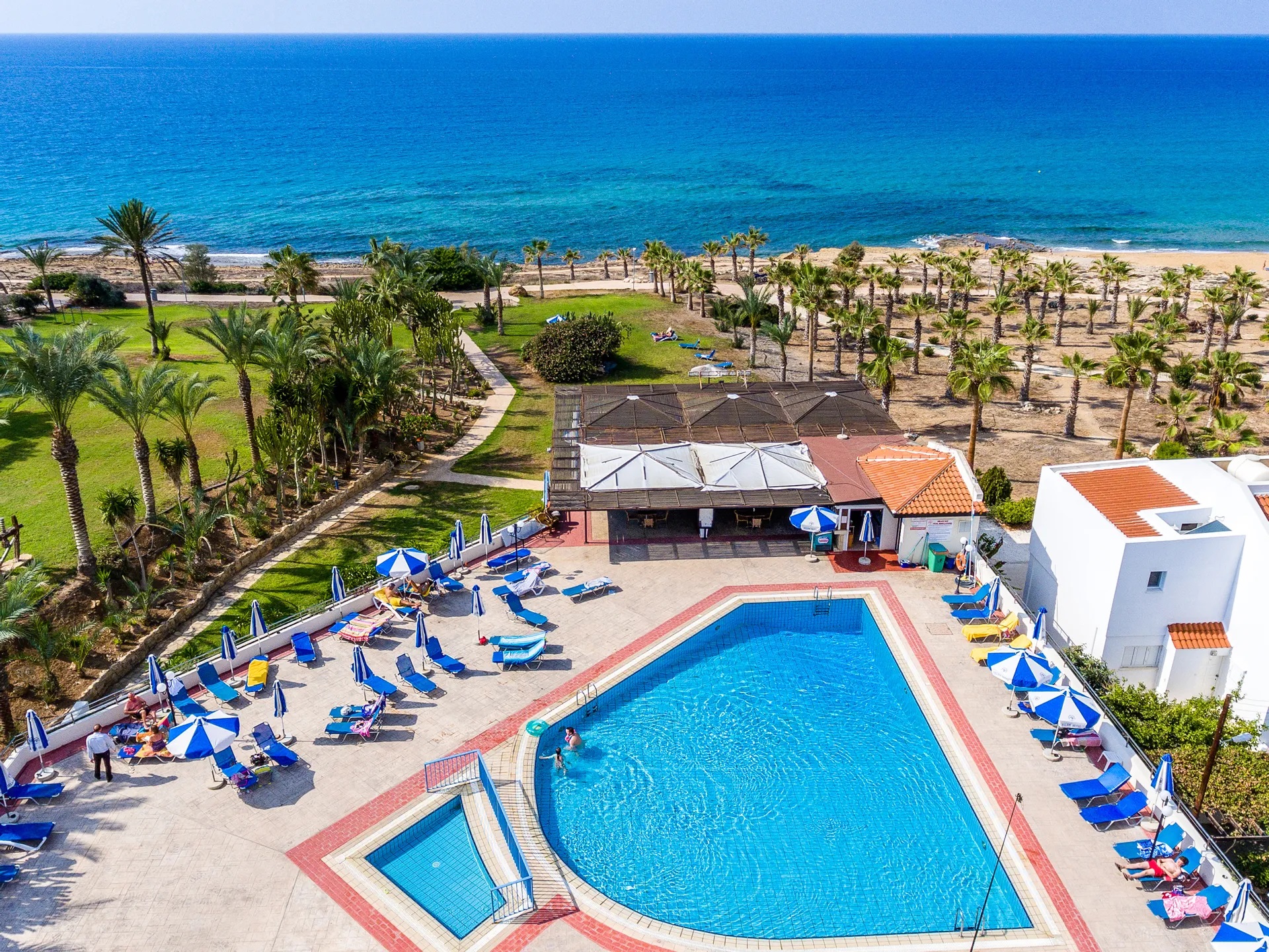 Helios Bay Hotel & Suites-Izlaz na plazu.jpg