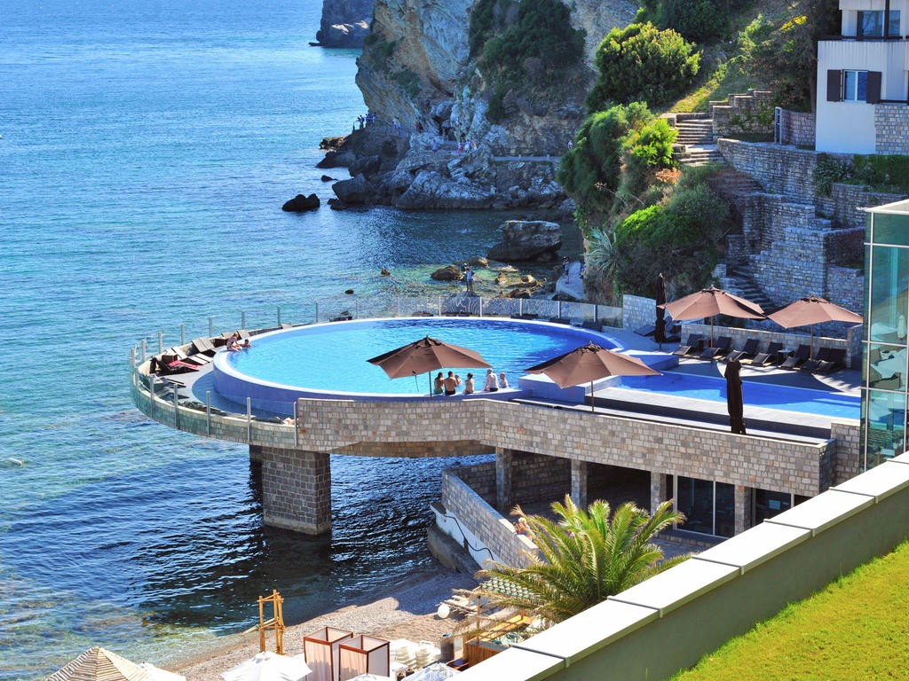 Avala Resort & Villas-Pogled na bazen.jpg