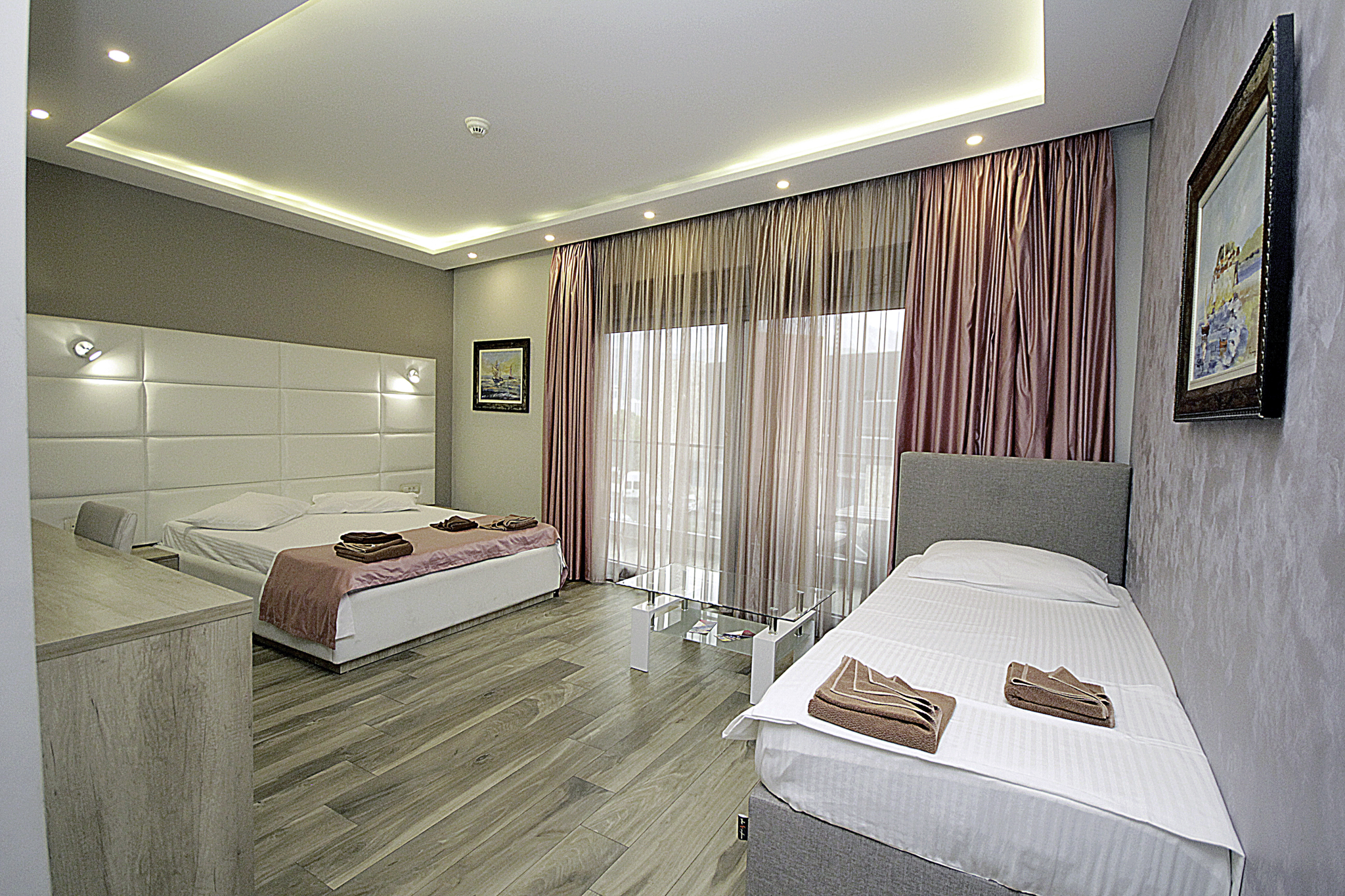 Hotel Butua Residence-Trokrevetna soba.jpg