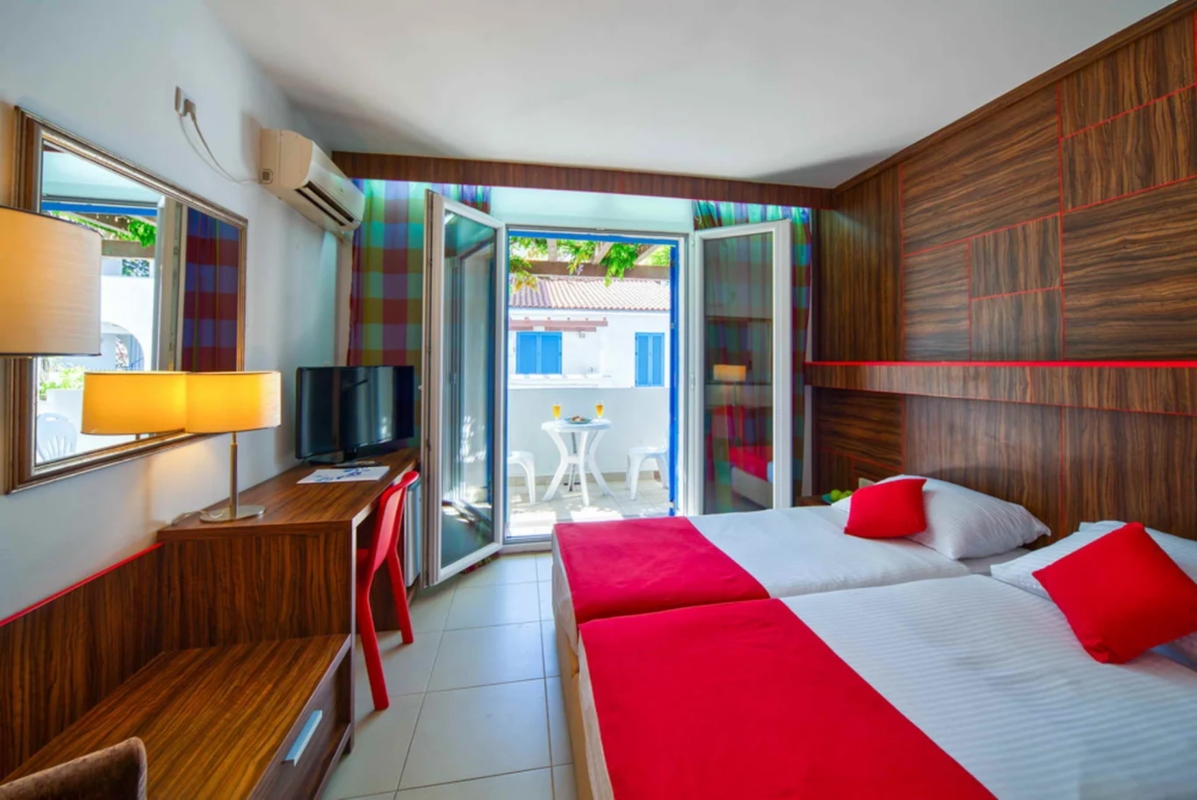 Hotel Slovenska plaža standardna dvokrevetna soba.jpg