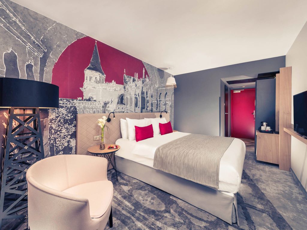 hotel mercure castle hill-superior room sa francuskim lezajem i sofom.jpg