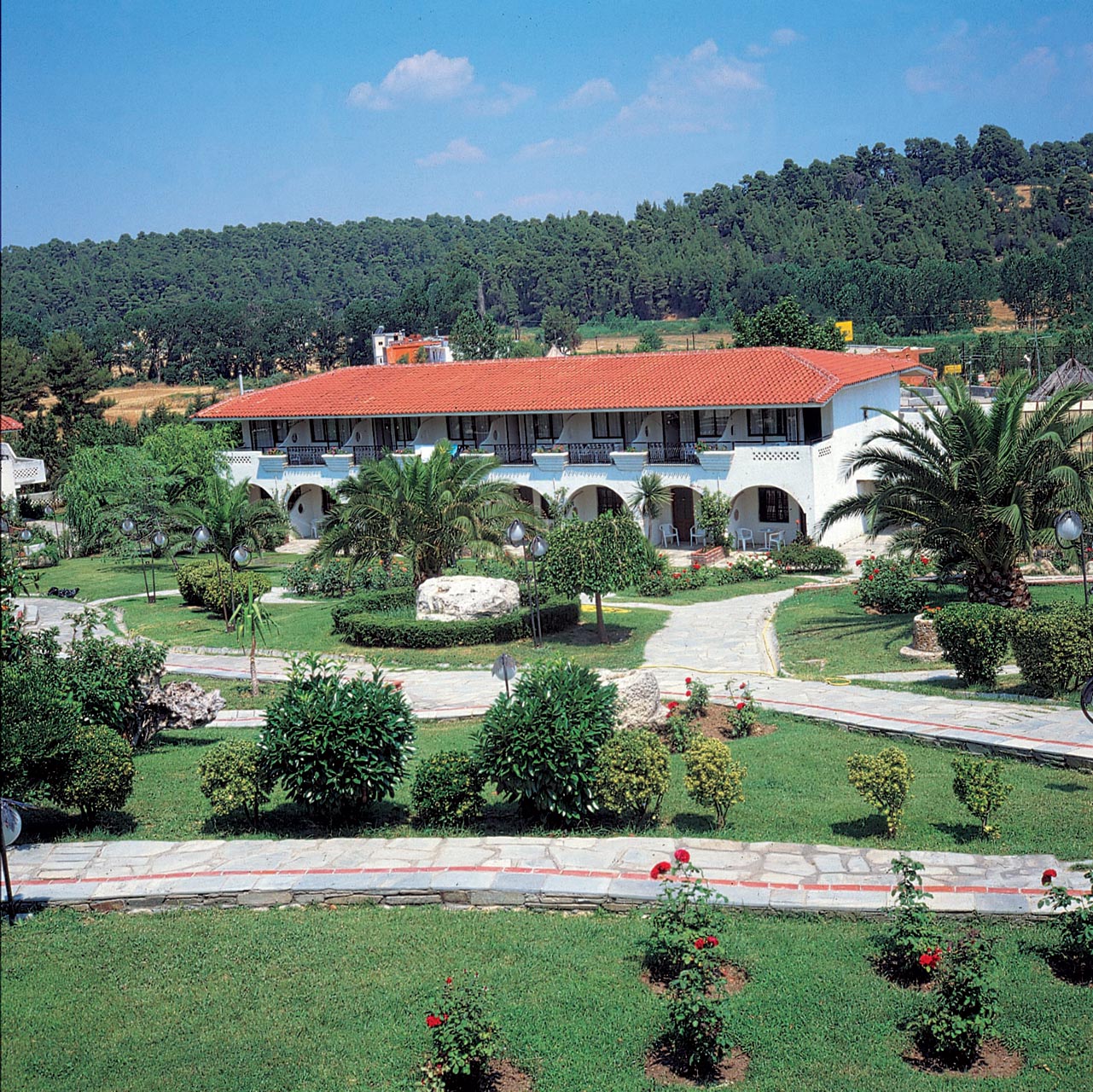 Macedonian Sun hotel pogled na baštu .jpg