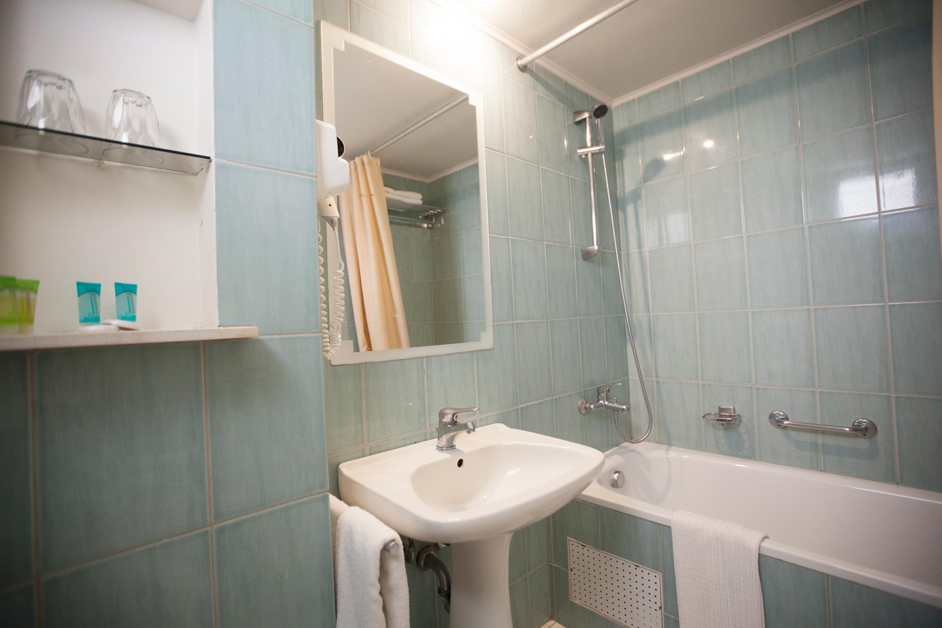 Macedonian Sun hotel standard soba kupatilo.jpg