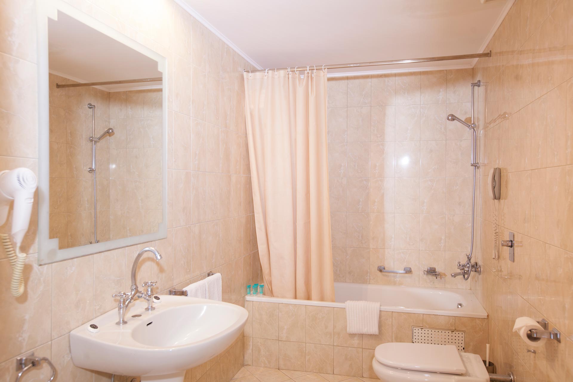 Macedonian Sun hotel suite kupatilo.jpg