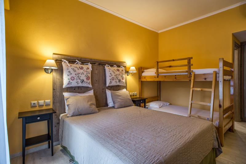 Mega Ammos hotel standard soba sa krevetima na sprat u bungalovu.jpg