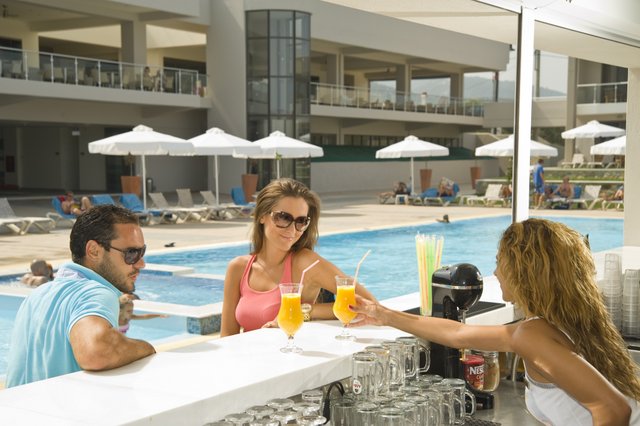Alea hotel _ suites bar na bazenu.jpg