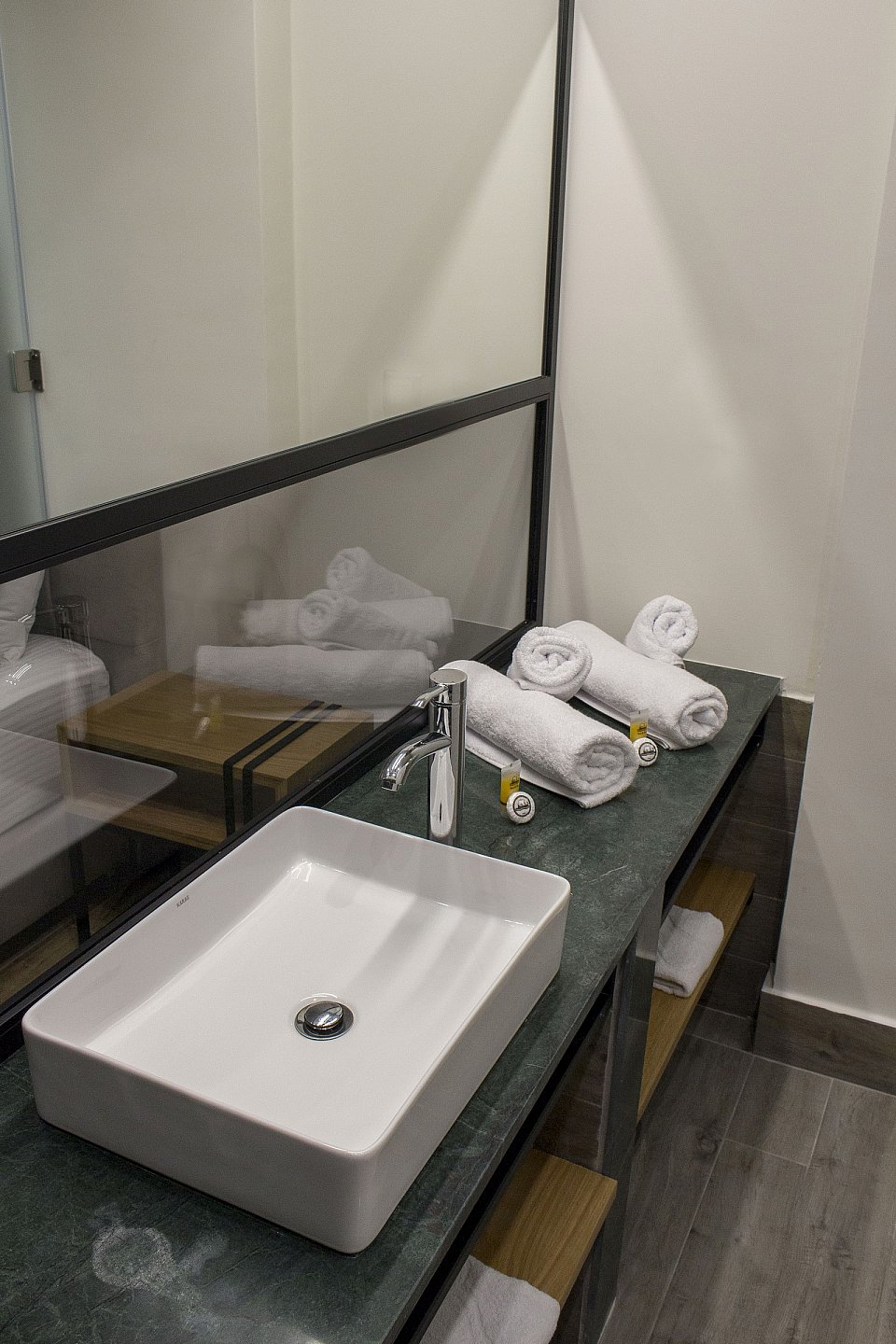 Thalassa Aparthotel deluxe dbl room kupatilo.jpg