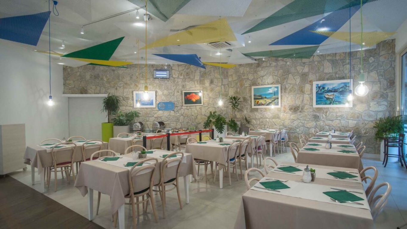 Slovenska Plaza Resort 3-Restoran na bazenu.jpg