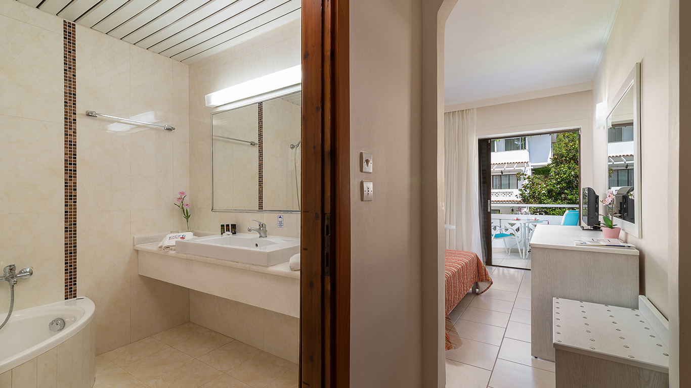 Hotel Porfi Beach double room kupatilo.jpg