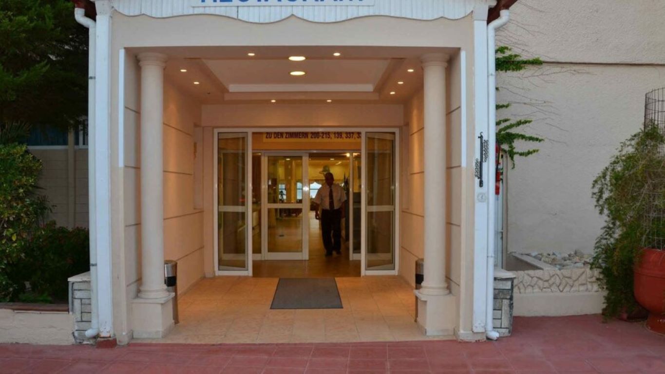 Hotel Sousouras-Ulaz u hotelu.jpg