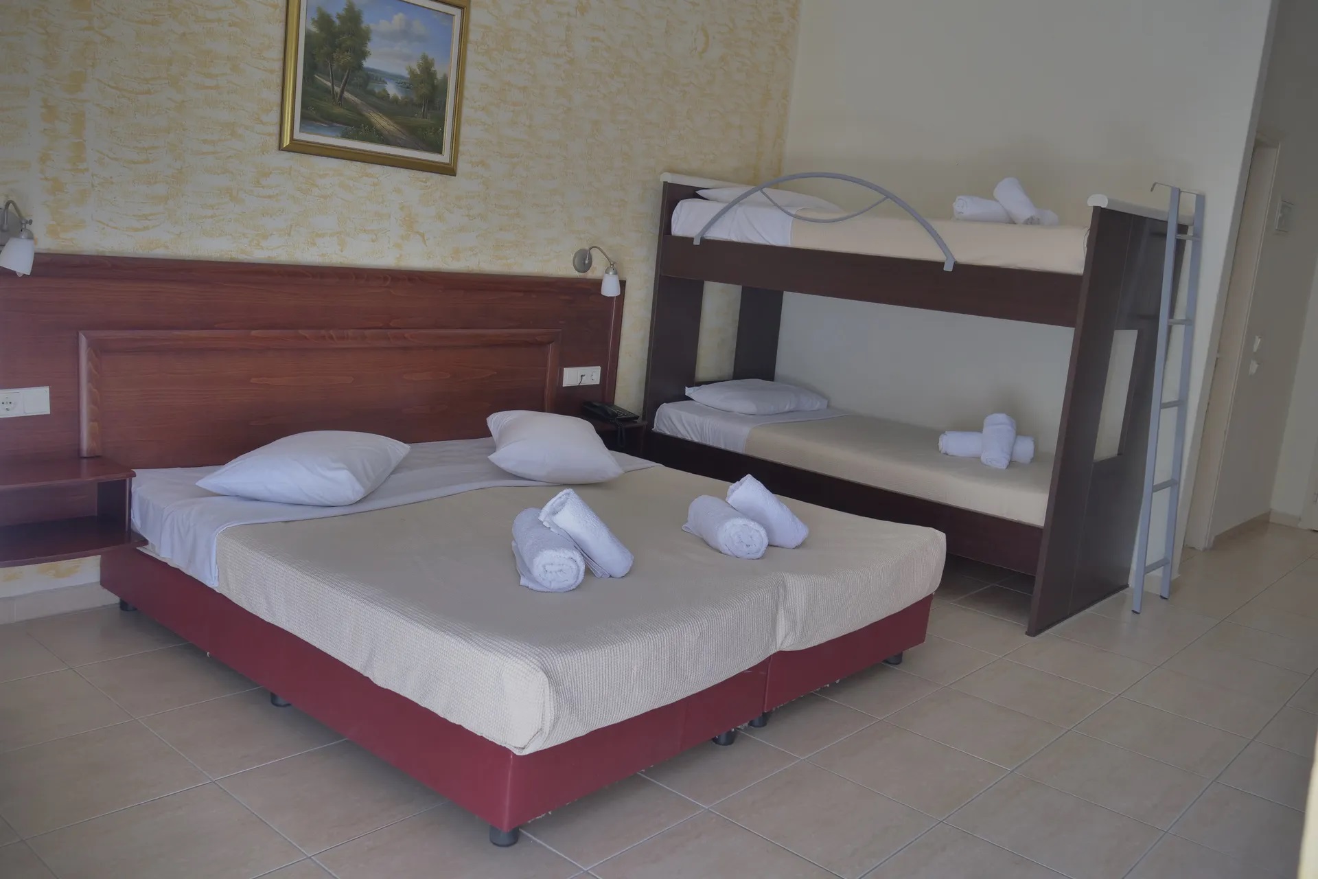 Tropical Hotel-Standardna soba kreveti na sprat.jpg