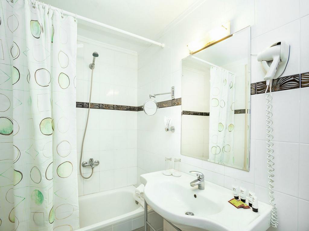 Hotel Xenios Possidi Paradise kupatilo.jpg