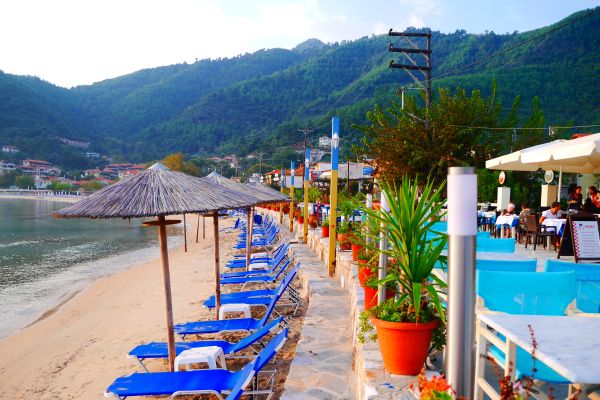 Blue Sea Beach Hotel - ležaljke i suncobrani na plaži.jpg