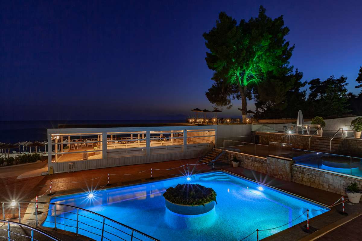 Elani Bay Resort - bazeni noću.jpg