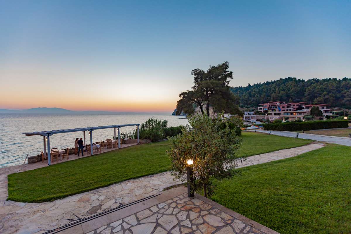 Elani Bay Resort - pogled na hotel iz daljine.jpg