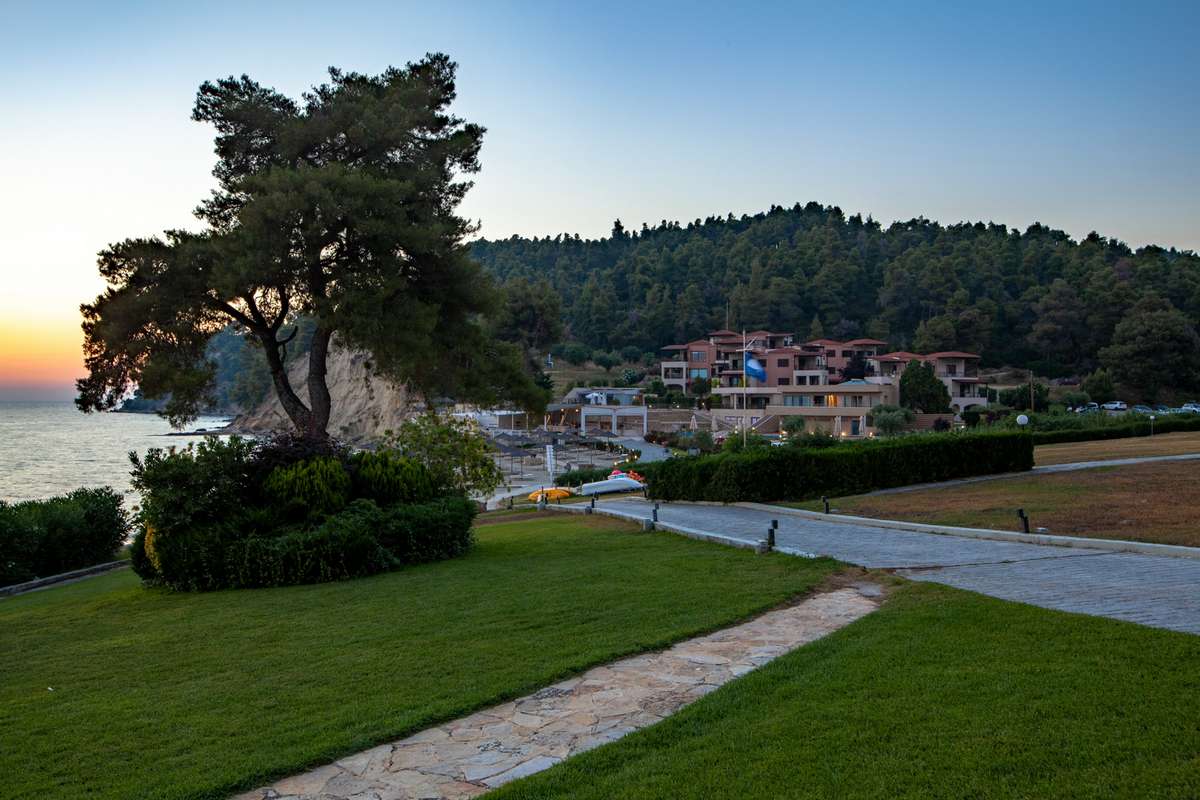 Elani Bay Resort - pogled na hotel izdaleka.jpg