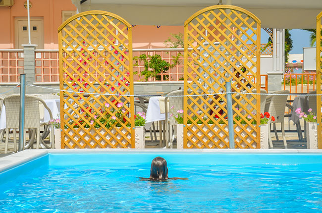 Ellas Hotel - kupanje u bazeniu.jpg