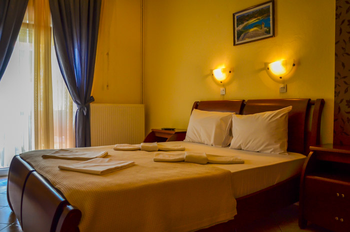 Ellas Hotel - pogled na francuski krevet.jpg