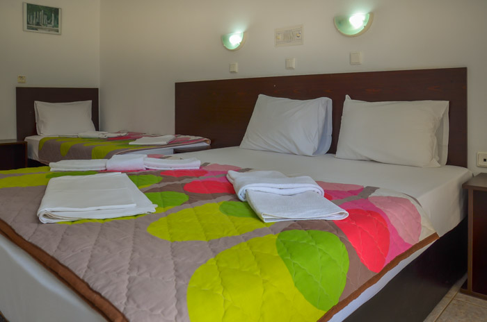 Hotel Ellas - pogled na krevete.jpg