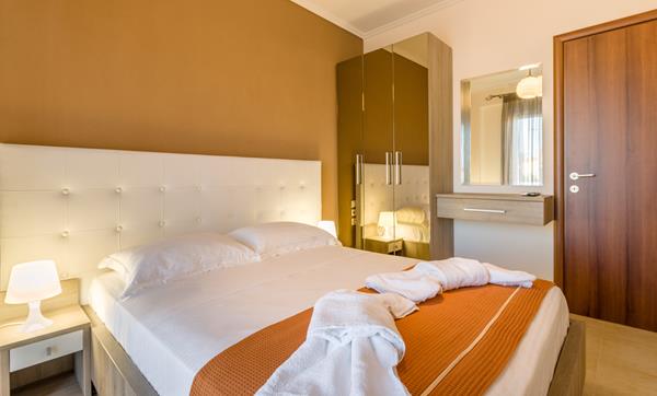 Lagaria Hotel and Suites - bračni krevet.jpg
