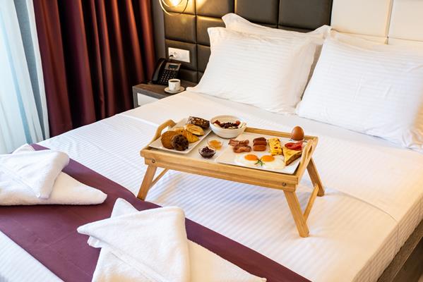 Lagaria Hotel and Suites - doručak u krevetu.jpg