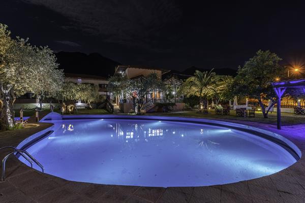 Natasa Hotel Thassos - pogled na bazen noću.jpg