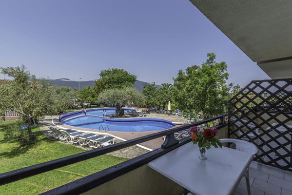 Natasa Hotel Thassos - pogled na bazen sa balkona.jpg