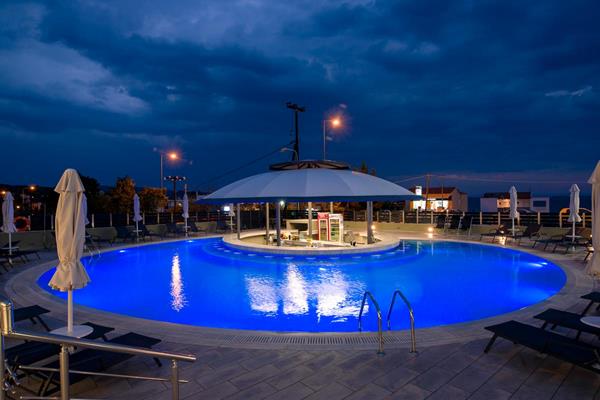 The Dome Luxury Hotel - bazen noću.jpg