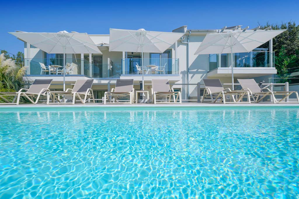 Elegant apartments hotel - bazen, ležaljke i suncobrani.jpg