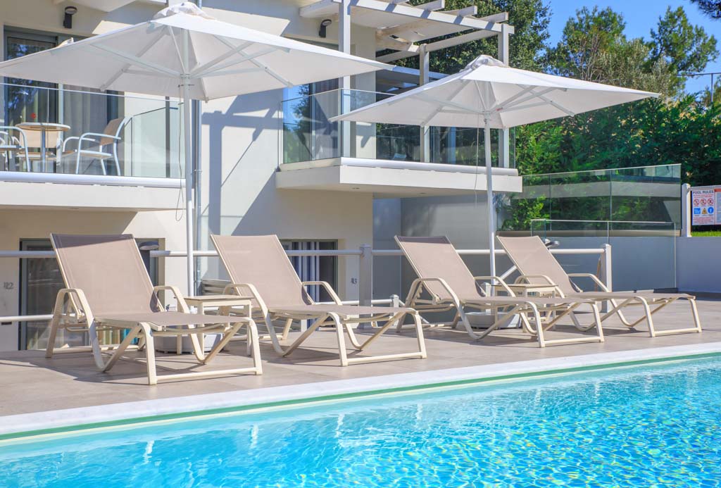 Elegant apartments hotel - ležaljke i suncibrani pored bazena.jpg