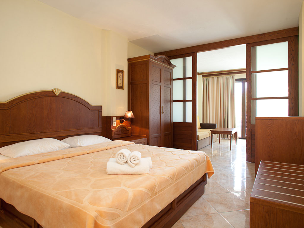 Toroni Blu Sea hotel -  Family Garden Vierw soba - veliki bračni krevet.jpg