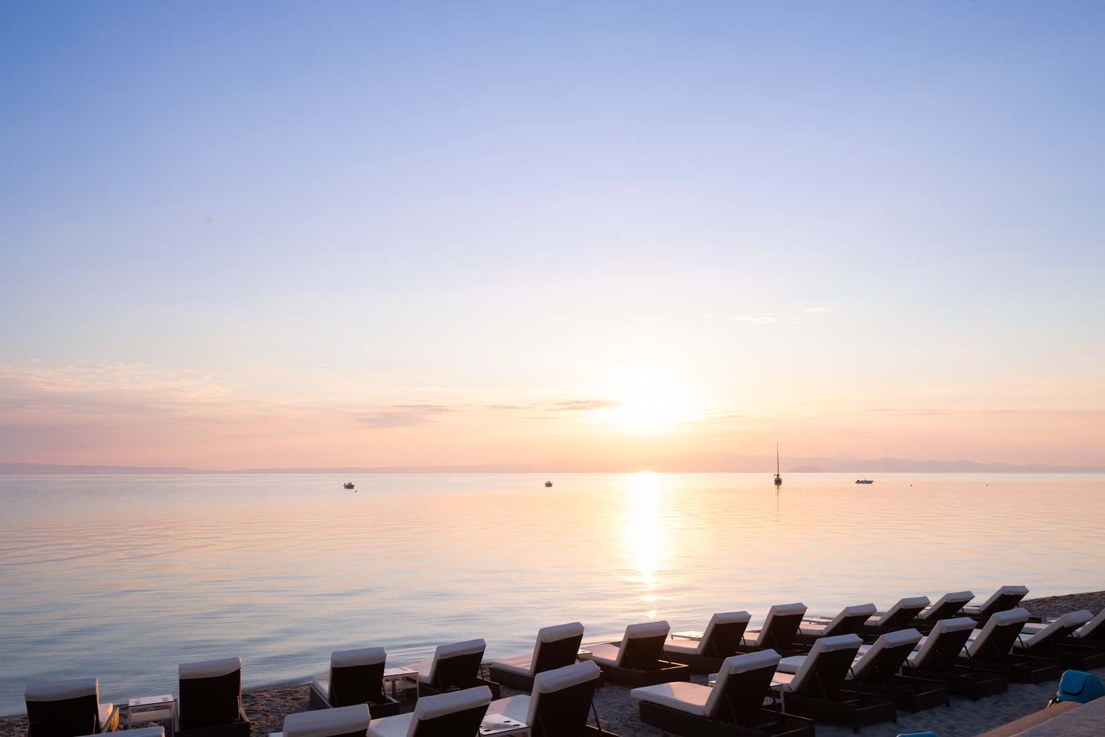 Hotel Sea Level - Ležaljke na plaži.jpg