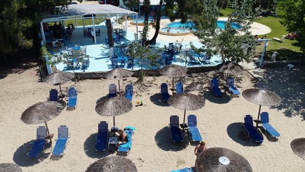 Coral Hotel - bazen, ležaljke i suncobrani.jpg