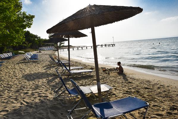 Coral Hotel - ležaljke i suncobrani na plaži.jpg