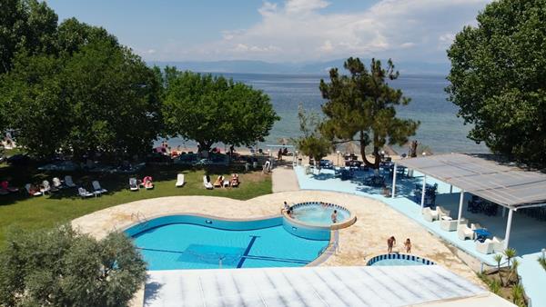 Coral Hotel - pogled na bazen i more.jpg
