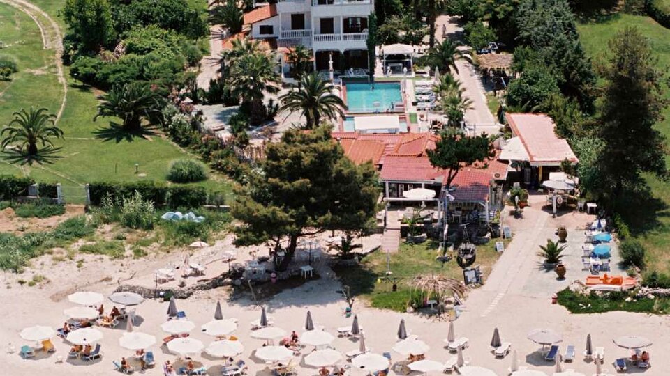 Hotel Villa George - ležaljke i suncobrani na plaži.jpg